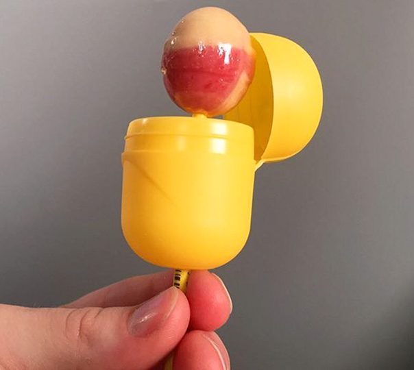 use-a-plastic-egg-to-keep-unfinished-lollipop-clean_1480351662-e1480582498184
