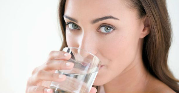 Woman-drinking-a-glass-of-water
