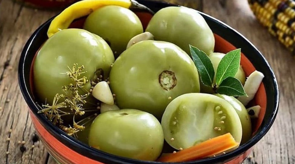 Зеленые маринованные помидоры в СССР стоили 1 рубль 28 копеек. Сибирячка поделилась проверенным рецептом заготовки